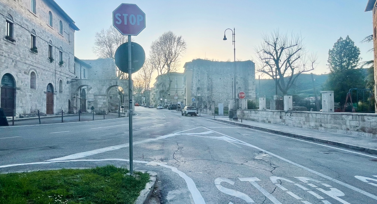 Dove parcheggiare in Piazza Cecco d’Ascoli: ecco le strisce bianche con disco orario