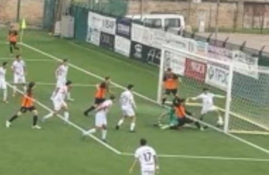 Atletico Ascoli, 0-0 con la Vigor Senigallia: pesa un gol fantasma per i bianconeri Atletico Ascoli, 0-0 con la Vigor Senigallia: pesa un gol fantasma per i bianconeri