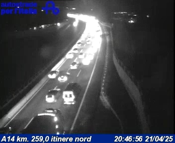 Prende fuoco un tir, <br> fiamme lungo l’autostrada