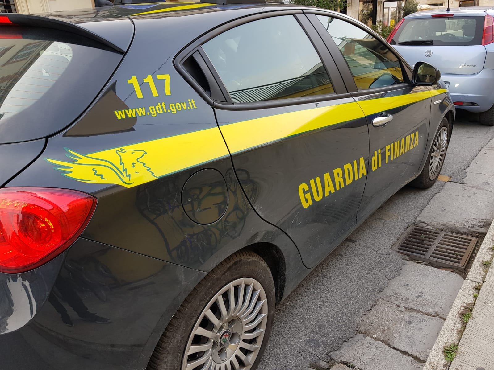 Presunta maxi frode da 15 milioni nell’import di auto di lusso, indagini della Finanza anche nel Piceno