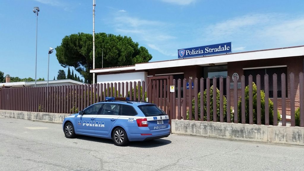 Vaga in stato confusionale tra l’autostrada e la statale, viene ritrovato nella boscaglia