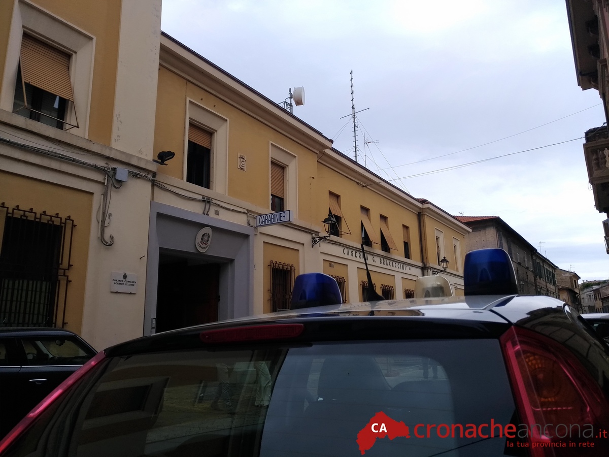 Trova un portafoglio con 650 euro <br> e lo consegna ai carabinieri