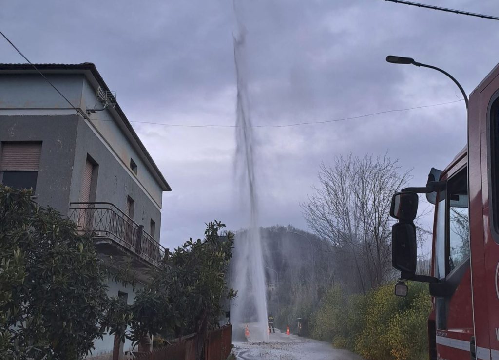 Rottura della condotta idrica in strada Valle Fiorana, al via i lavori di ripristino <span> (Video) </span>
