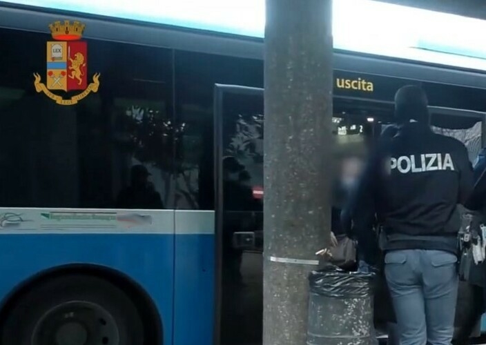 Viaggia sul bus senza biglietto <br> poi cerca di mordere gli agenti: <br> raffica di denunce per una 30enne