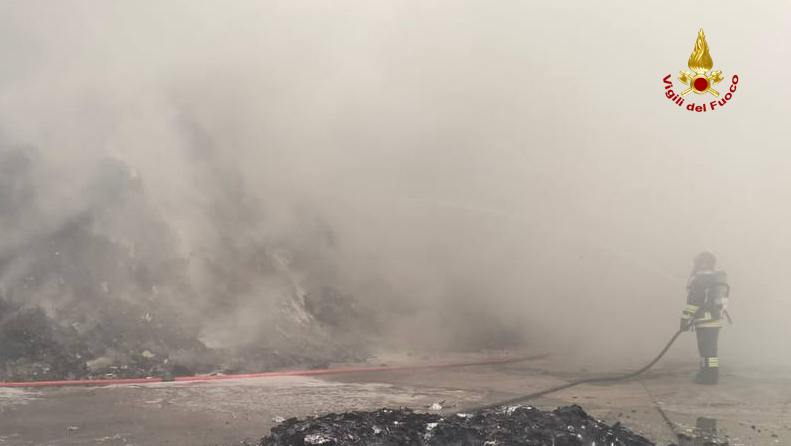 Incendio Italservizi, notte di lavoro per Vigili del fuoco e operai comunali <span> (Video e foto)