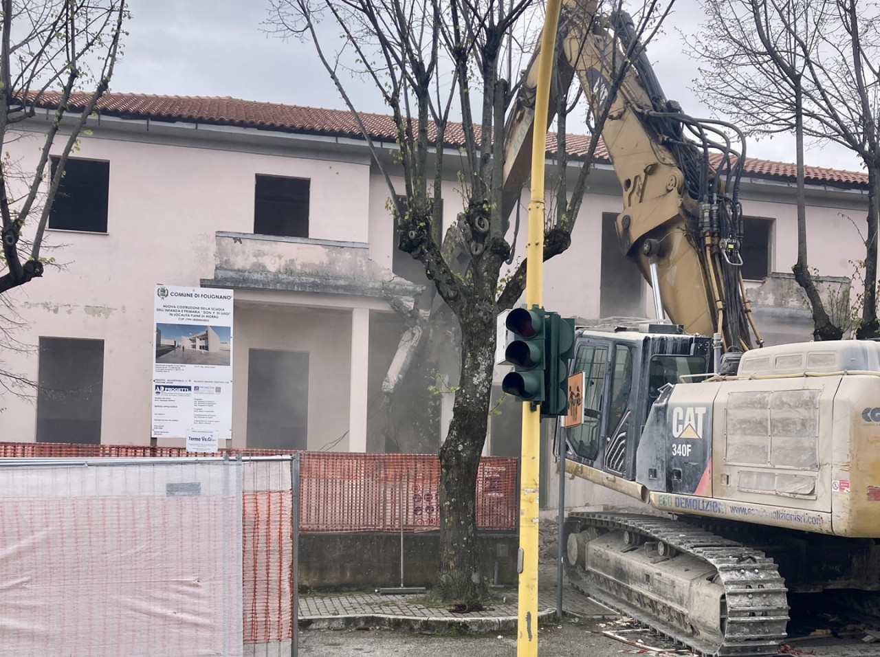 Al via la demolizione della scuola di Piane di Morro, il Comune: «Porte e finestre chiuse nel raggio di 20 metri»