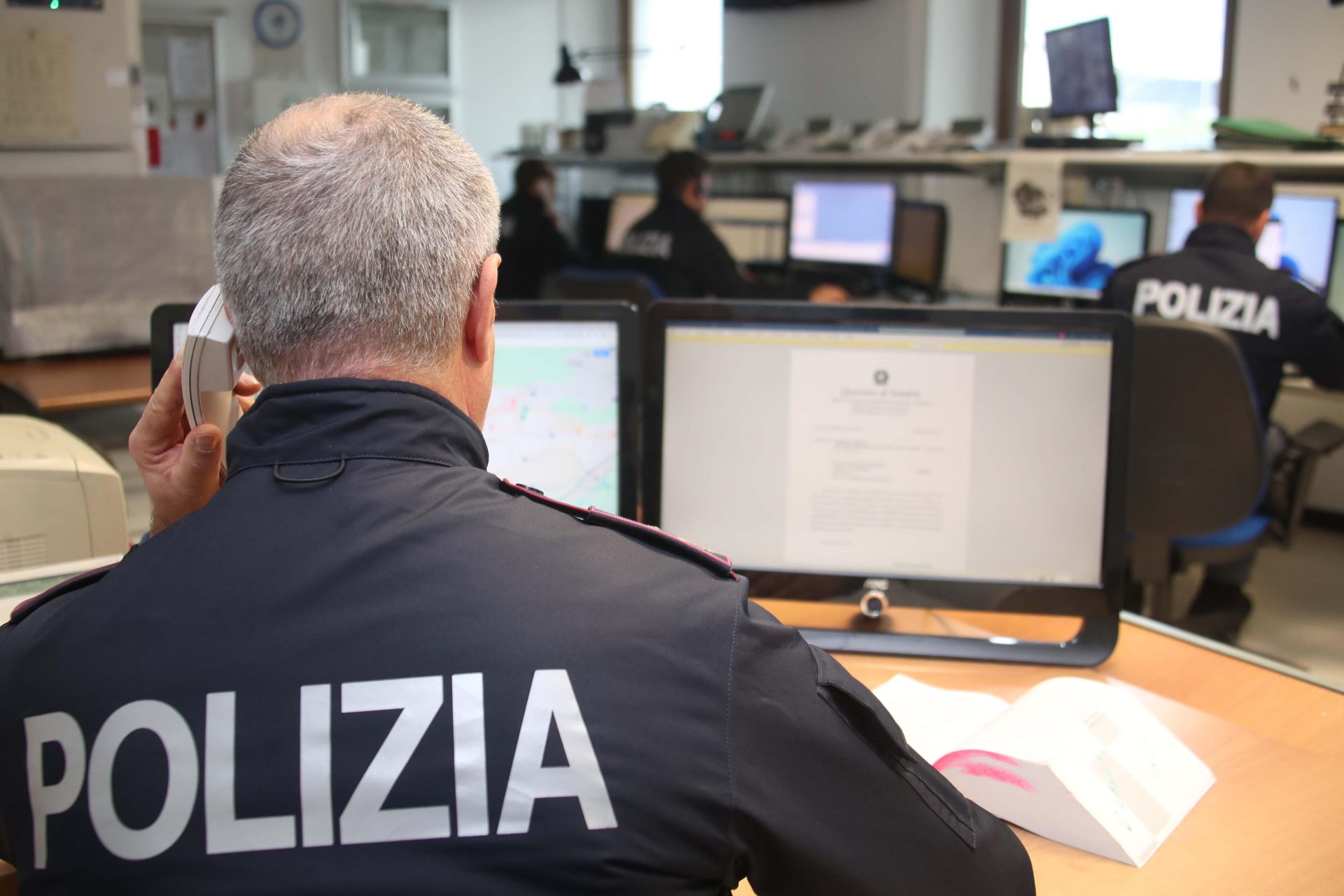 Non voleva che la relazione fosse finita <br> e colpisce l’ex con un mattarello