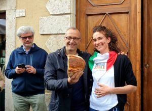 Striscione del 25 aprile, Piazza Arringo sta con Lorenza: «Dall’Arengo nessuna solidarietà» (Video e foto)