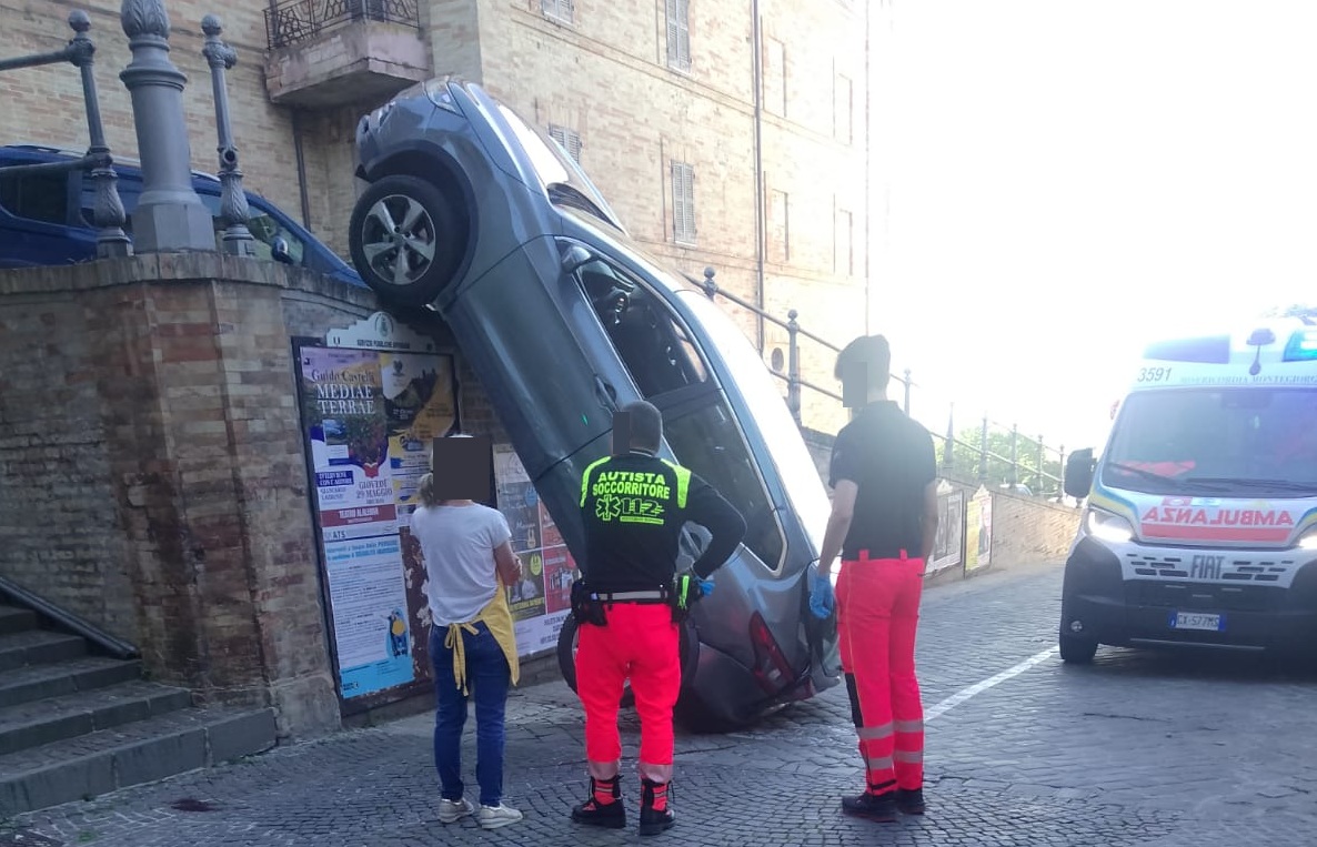 L’auto si sfrena, cade all’indietro e finisce in verticale