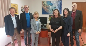 La Banca del Piceno dona 10 computer alla scuola Allegretti dopo il furto subito <span> (Video)