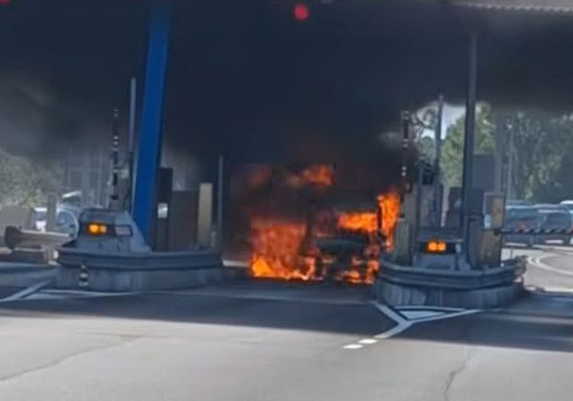 Due auto avvolte dalle fiamme sulla A14