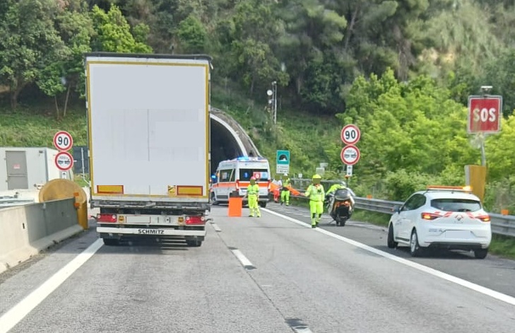 A 14, scontro tra furgone e auto nella galleria “San Cipriano”: un ferito in codice rosso