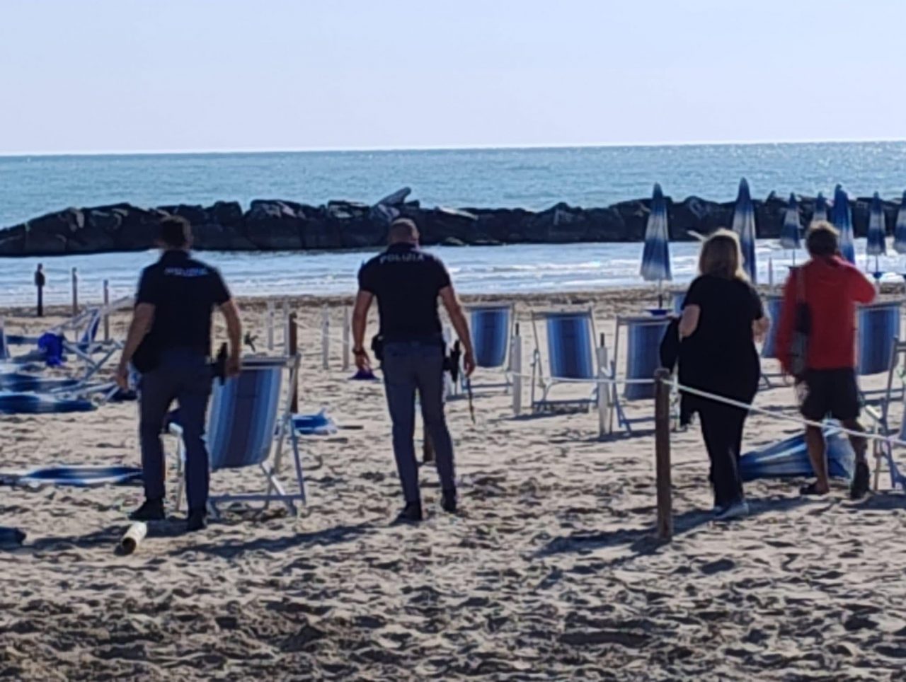 Raid tra ombrelloni e lettini:  vandali scatenati sulla spiaggia