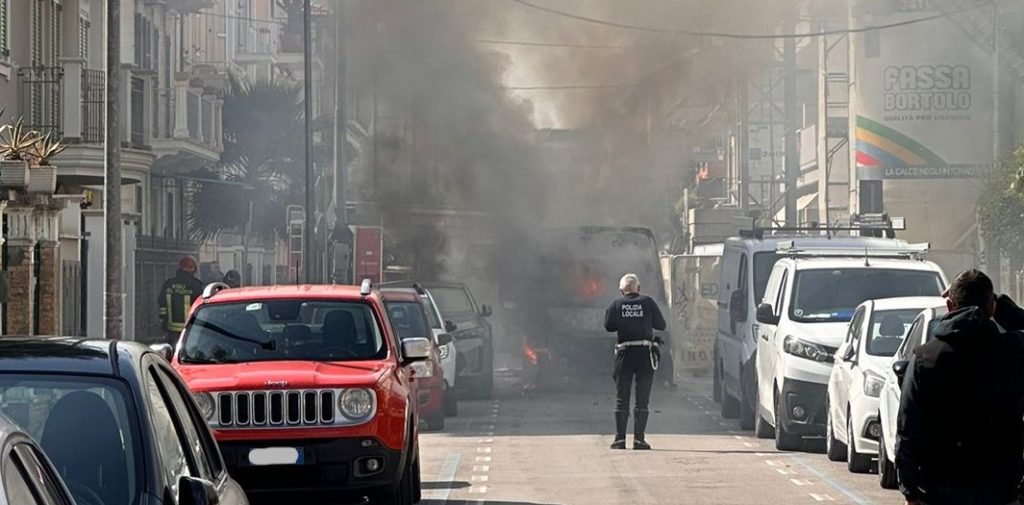 Pulmino per disabili prende fuoco: paura al centro di San Benedetto <span> (Video e foto)