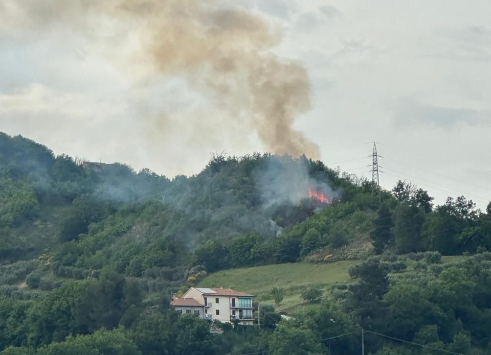 Grosso incendio a Monterocco: paura per le abitazioni della zona <span> (Video e foto)