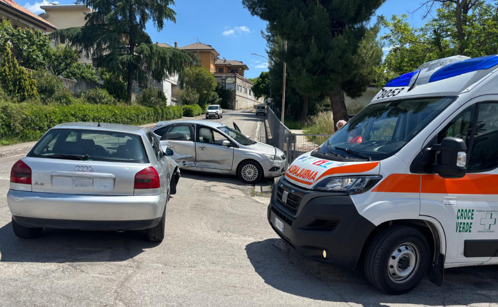 Incidente a Monticelli, scontro tra due auto