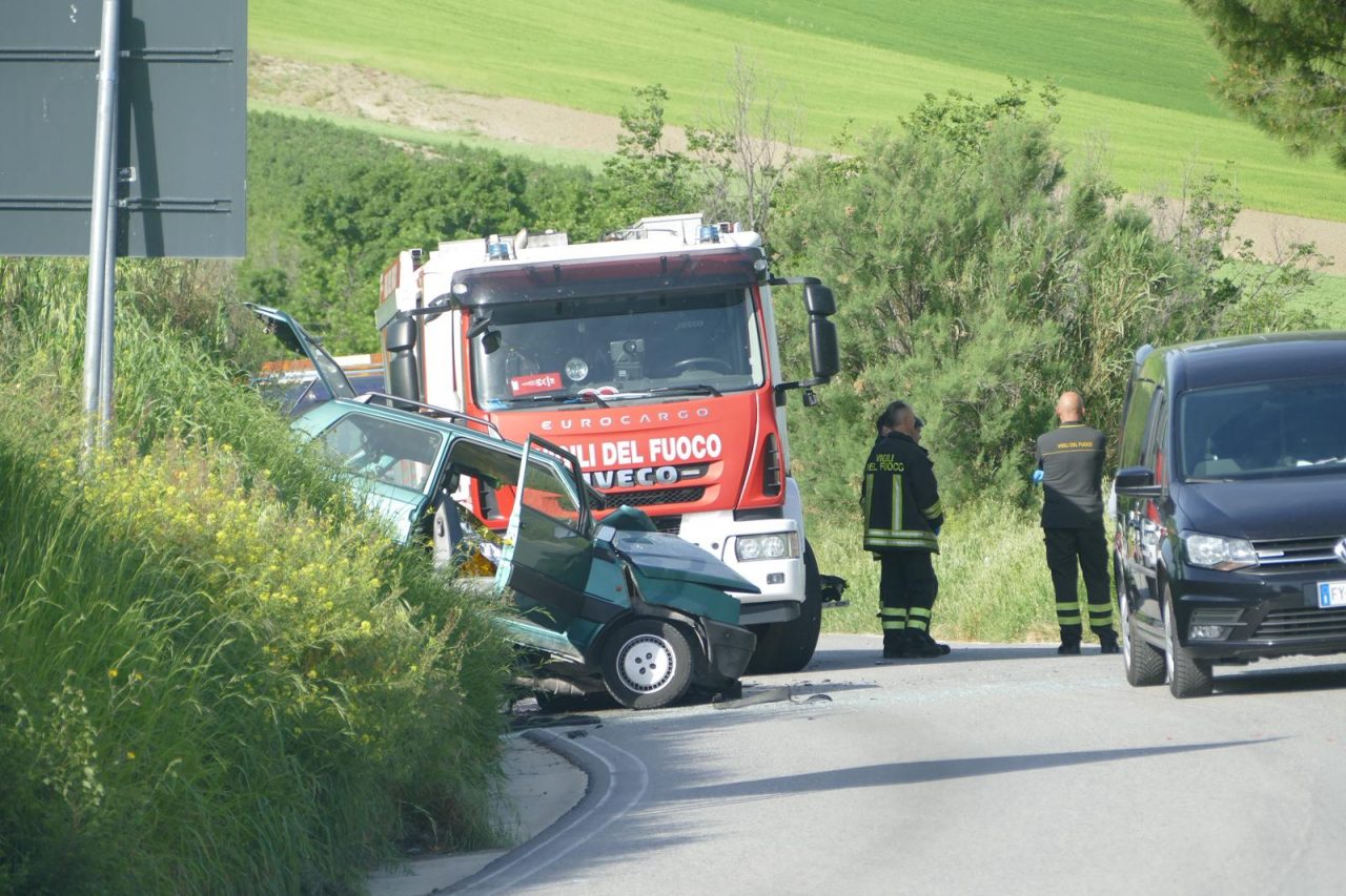 Schianto prima dell’alba tra due auto: morto uno dei conducenti