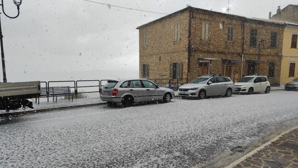 Riviera sommersa e colpita dalla grandine: sottopassi chiusi, piano terra allagati <span> (Video) </span>