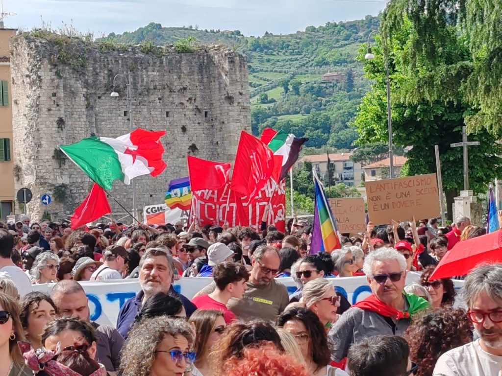 Oltre duemila persone in corteo per ribadire: «Niente bandiere ma solo antifascismo» <span> (Video e foto)