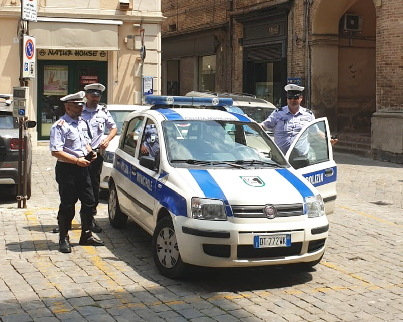 Trova un portafoglio con 600 euro e lo dà ai vigili per riconsegnarlo