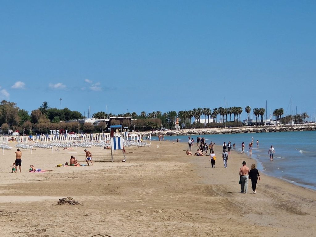 Partita la stagione balneare, baywatch al lavoro ma pochi bagnanti in acqua  <span> (Video) </span>