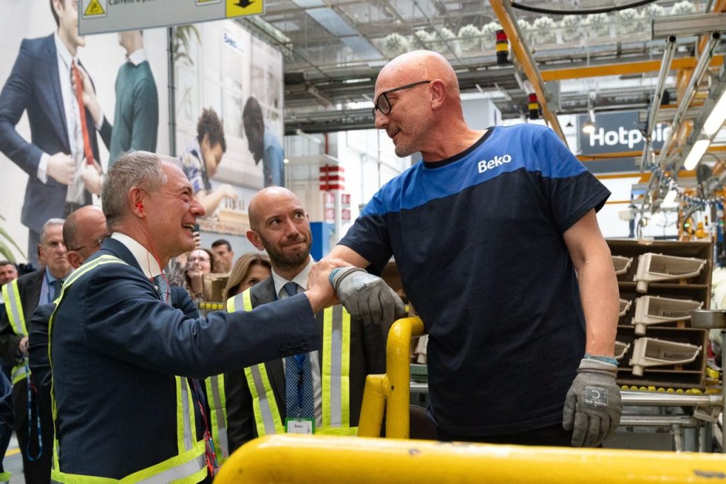 Il ministro Urso alla Beko di Comunanza: «Scongiurare la chiusura è stata una trattativa lunga e difficile, grazie ai lavoratori che non hanno mai mollato»