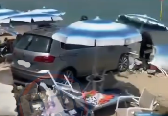 Auto piomba sulla spiaggia e travolge una donna stesa sul lettino: è grave <span> (Video)