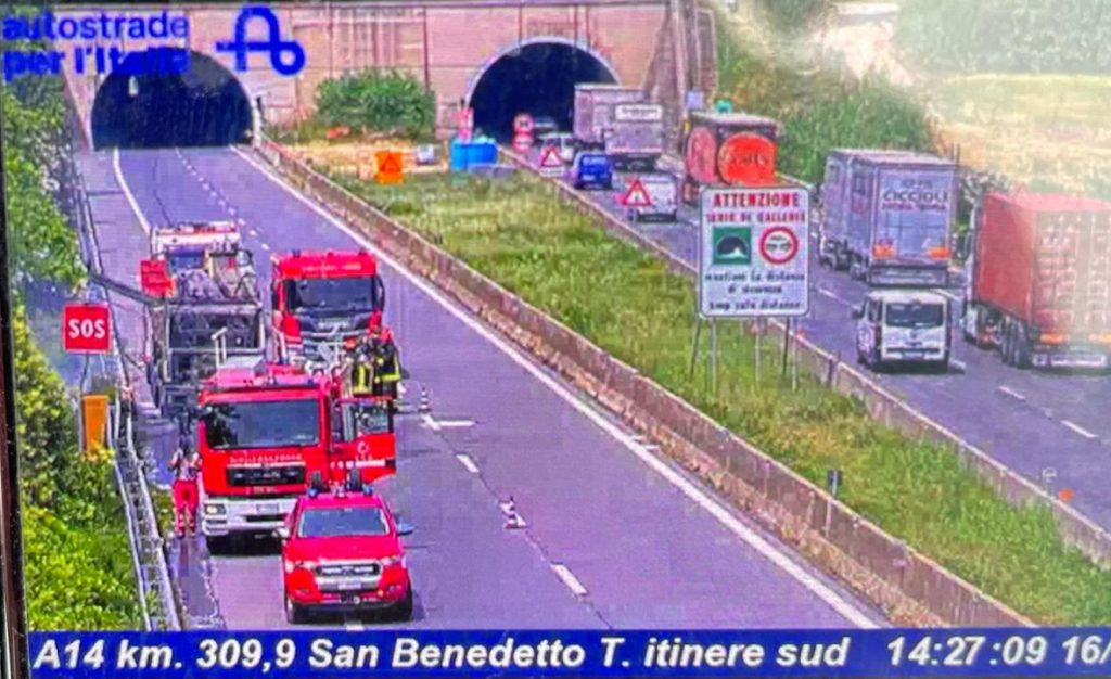 Camion va a fuoco sull’A14 poi le fiamme corrono lungo la scarpata <span> (Video e foto)