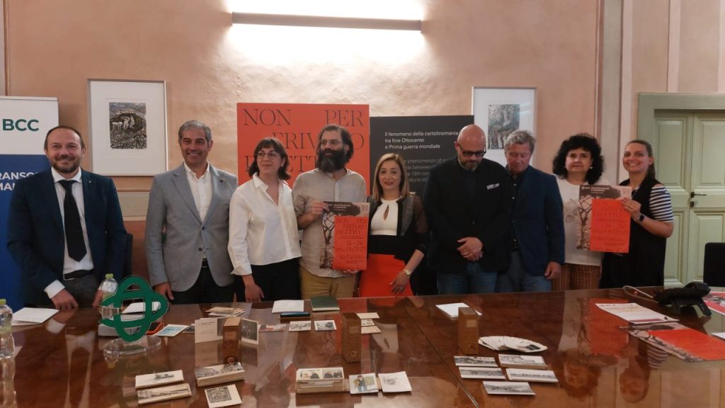 Le cartoline illustrate d’epoca sono in mostra: e “Non per frivolo diletto” <span> (Video)