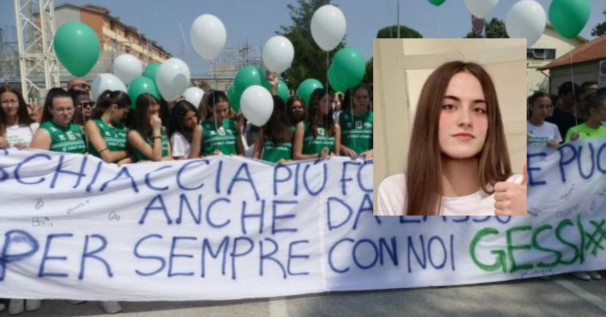 In centinaia al funerale di Gessica, <br> c’è anche l’amico investito con lei. <br> Le compagne: «Schiaccia anche da lassù»