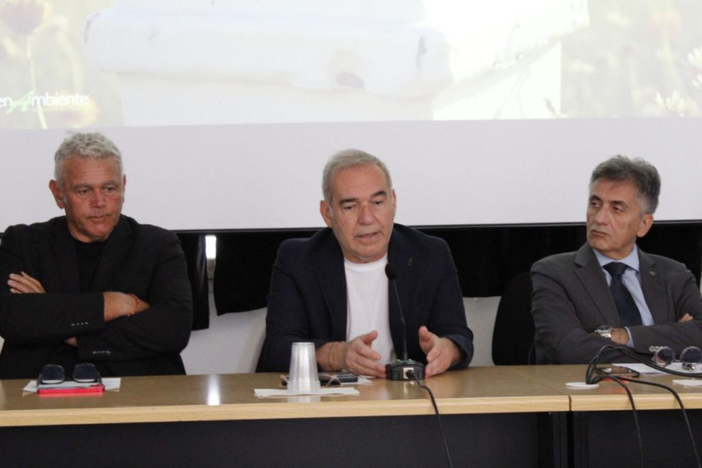 BUGS, la natura contro la plastica: larve protagoniste della biodegradazione