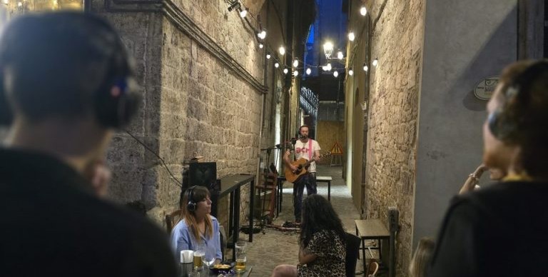Musica “silenziosa” tra le rue: arriva il concerto in cuffia <span> (Le foto) </span>
