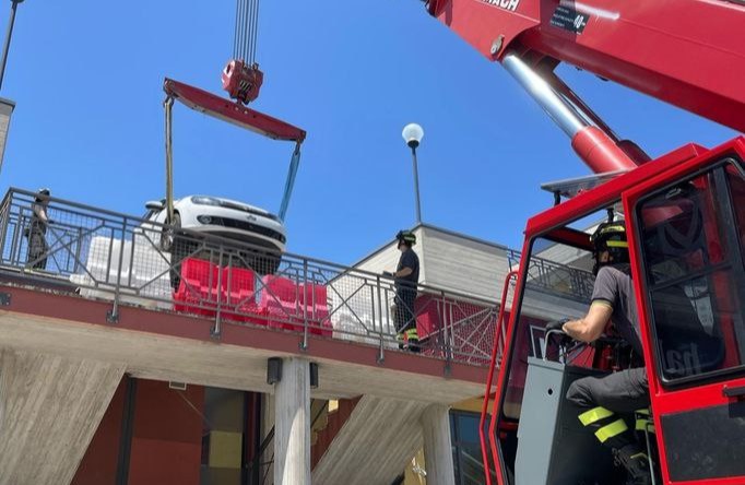 Sbaglia il parcheggio <br> e finisce con l’auto <br> sul terrazzo di un edificio