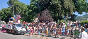 Ascoli accende i colori del primo Pride: “Furia Queer” invade il centro storico <span> (Video e foto) </span>