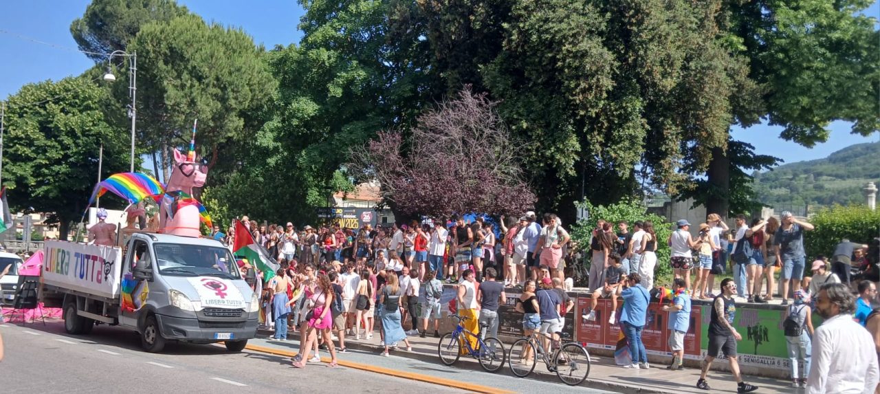 Ascoli accende i colori del primo Pride: “Furia Queer” invade il centro storico <span> (Video e foto) </span>