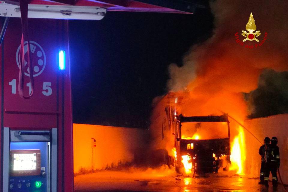 Un terzo autocarro a fuoco a San Benedetto <span> (Video e foto)