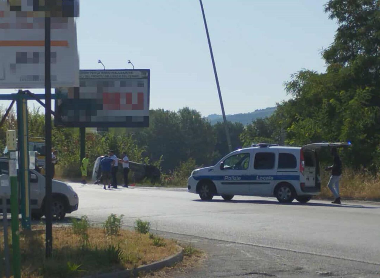 Furgone si ribalta in zona Campolungo: solo lievi conseguenze per le persone coinvolte