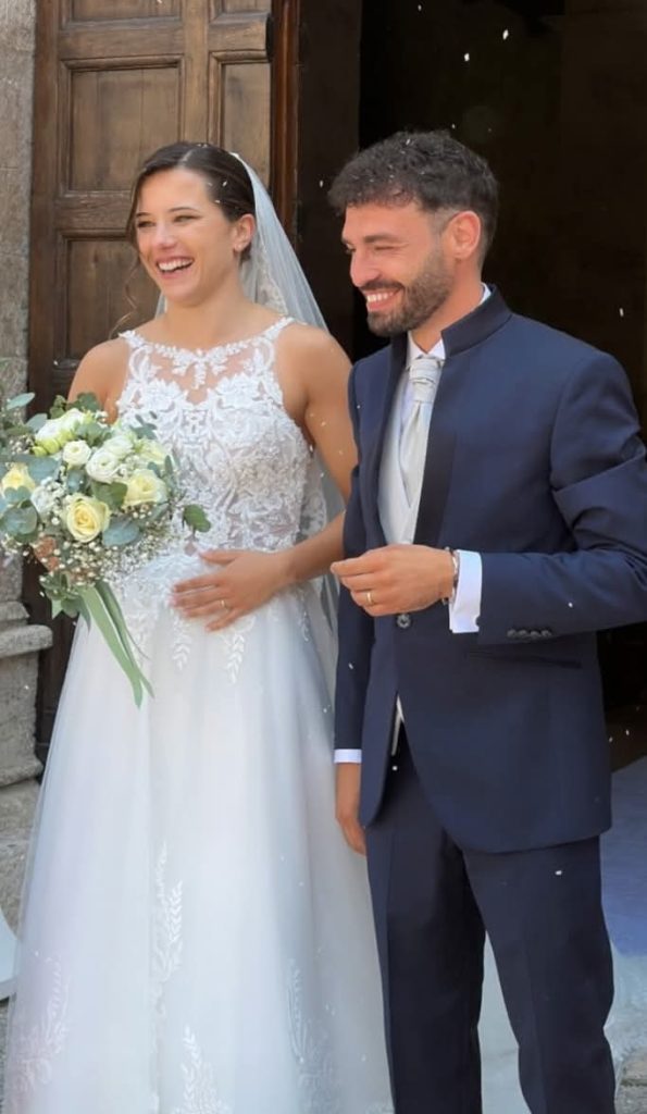 E lo sposo arriva in bici: Claudia Campitelli e Matteo Cappelli coronano il loro sogno d’amore <span> (Video e foto)