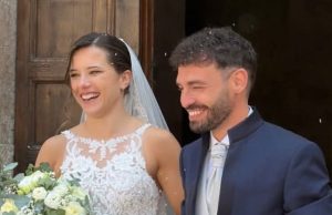E lo sposo arriva in bici: Claudia Campitelli e Matteo Cappelli coronano il loro sogno d’amore <span> (Video e foto)