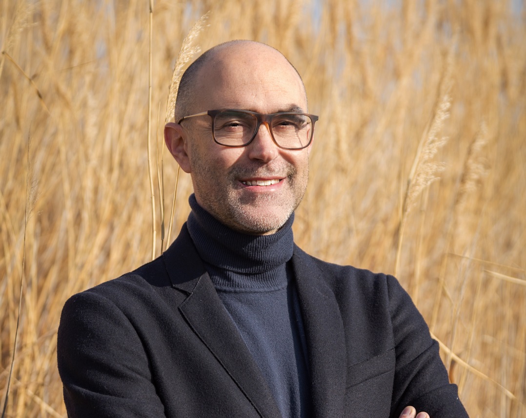 “Pugni a terra”, il romanzo di Pier Paolo Flammini che non fa sconti alla generazione di mezzo