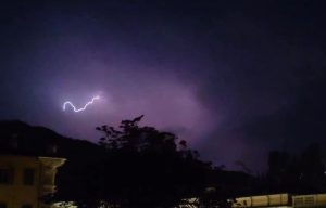 Lampi nel silenzio: spettacolo atmosferico in cielo <span> (Video) </span>