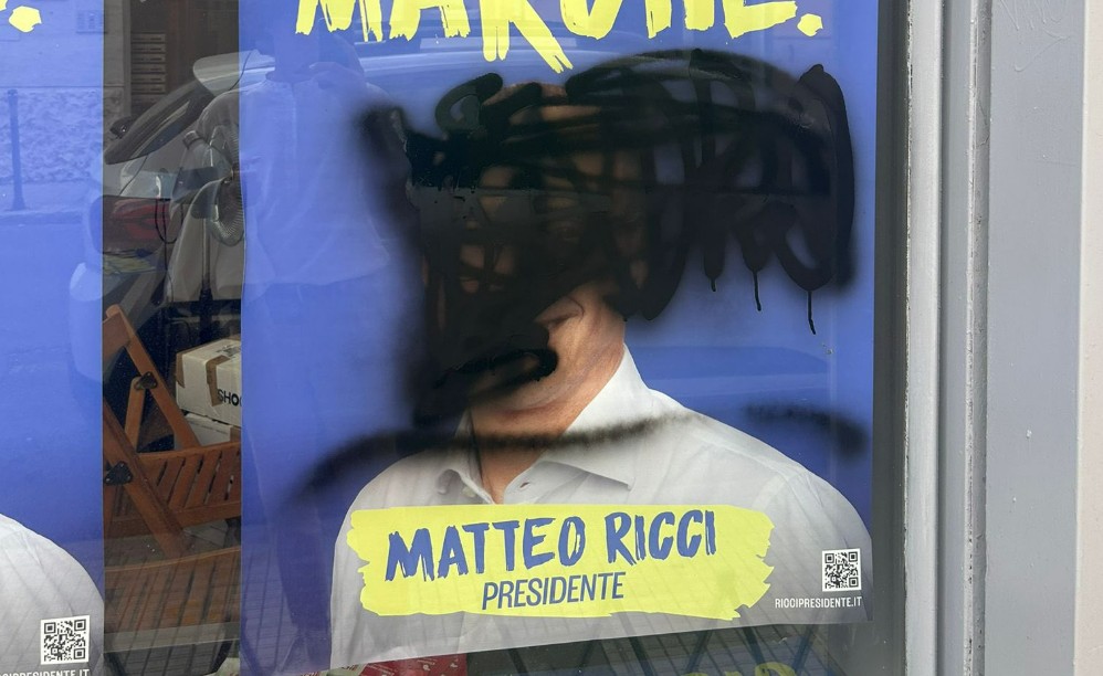 Imbrattata la vetrina con i manifesti di Ricci, Canzonetta: «Solidarietà a Matteo, clima avvelenato ma con lui vinceremo le regionali»