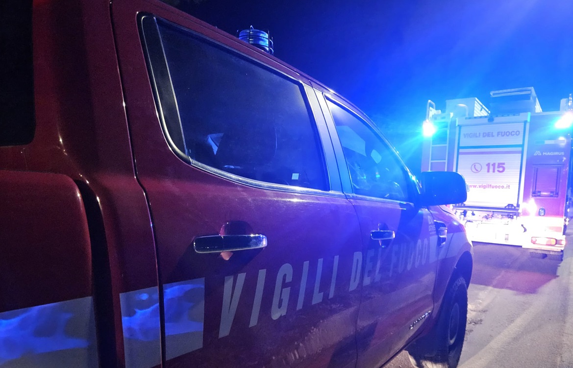Paura nella notte: appartamento divorato dalle fiamme, i vigili del fuoco salvano l’inquilina e domano l’incendio