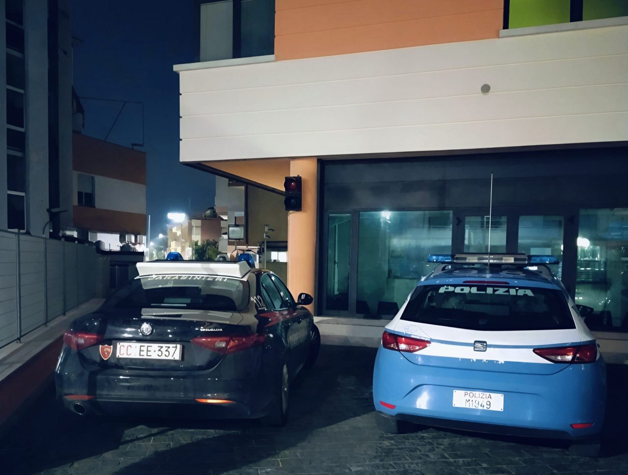 Picchia un ragazzo sul lungomare, poi semina il caos in commissariato: arrestato un 23enne