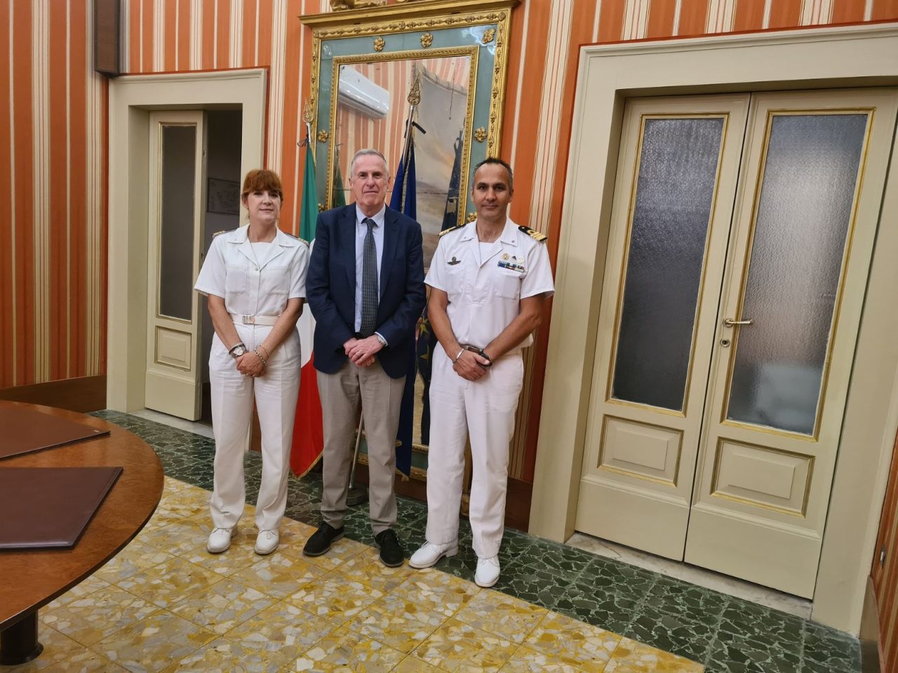 Cambio al vertice della Capitaneria di Porto, lo scambio di saluti con il prefetto di Ascoli