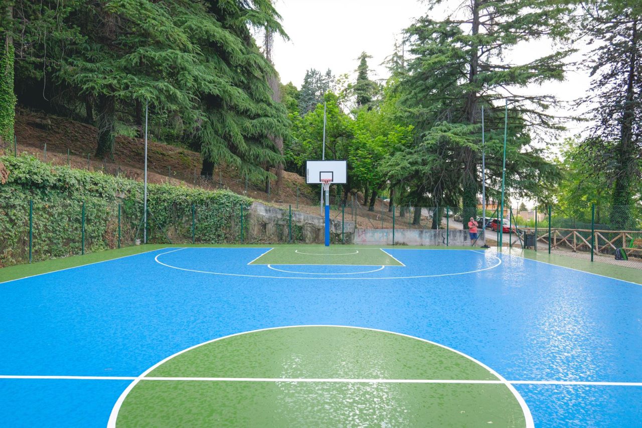 Aperto il nuovo campetto delle Tofare: basket e calisthenics per un’area polivalente