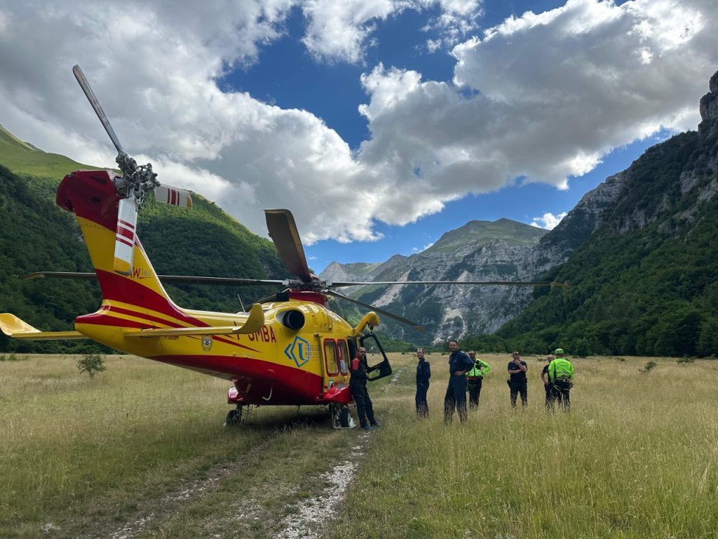 Precipita per 20 metri mentre è in arrampicata: paura per un alpinista<span> (Video e foto)