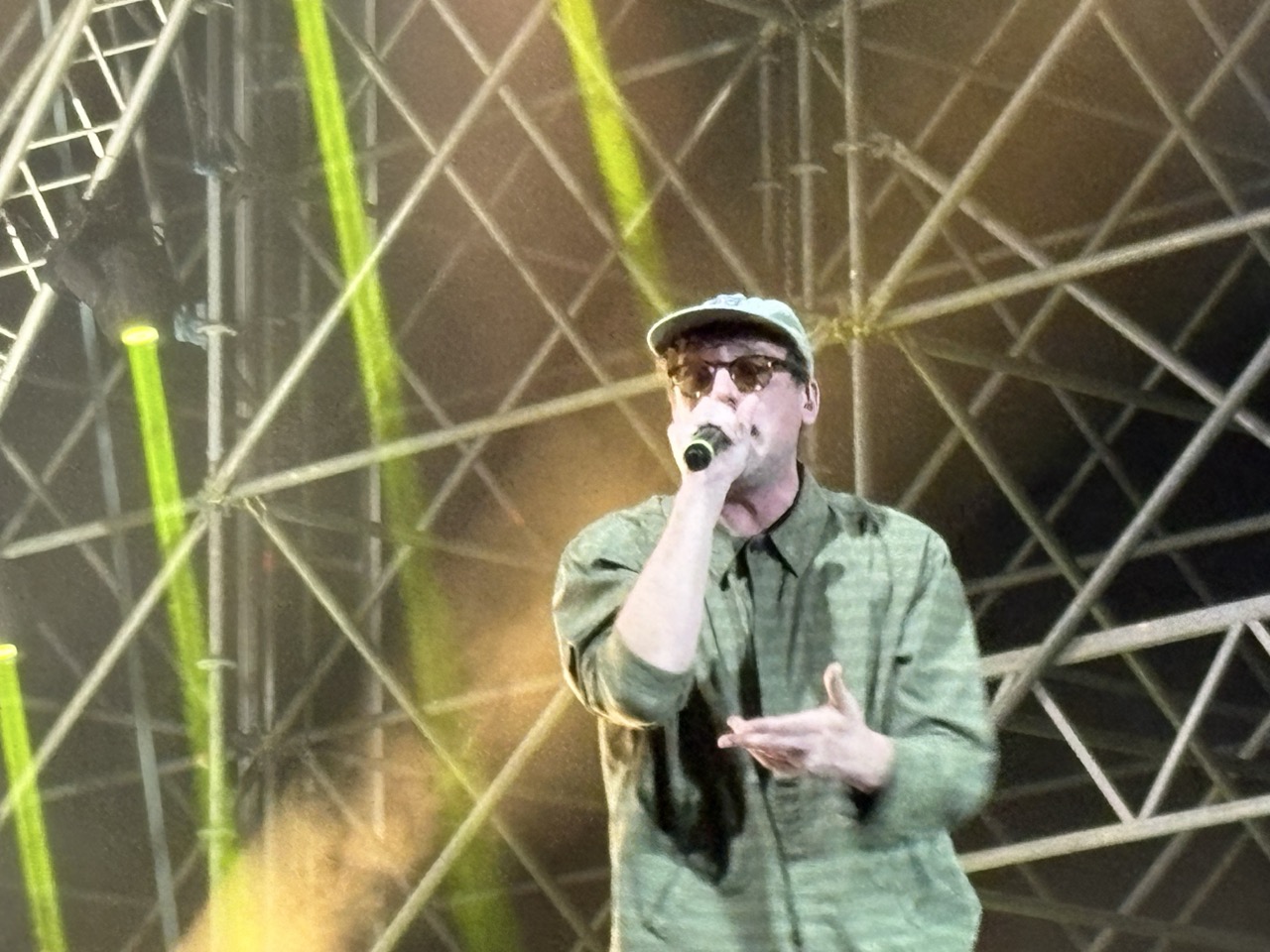 Willie Peyote abbraccia Marina di Altidona: «Parlate con chi non la pensa come voi, confrontatevi sempre»