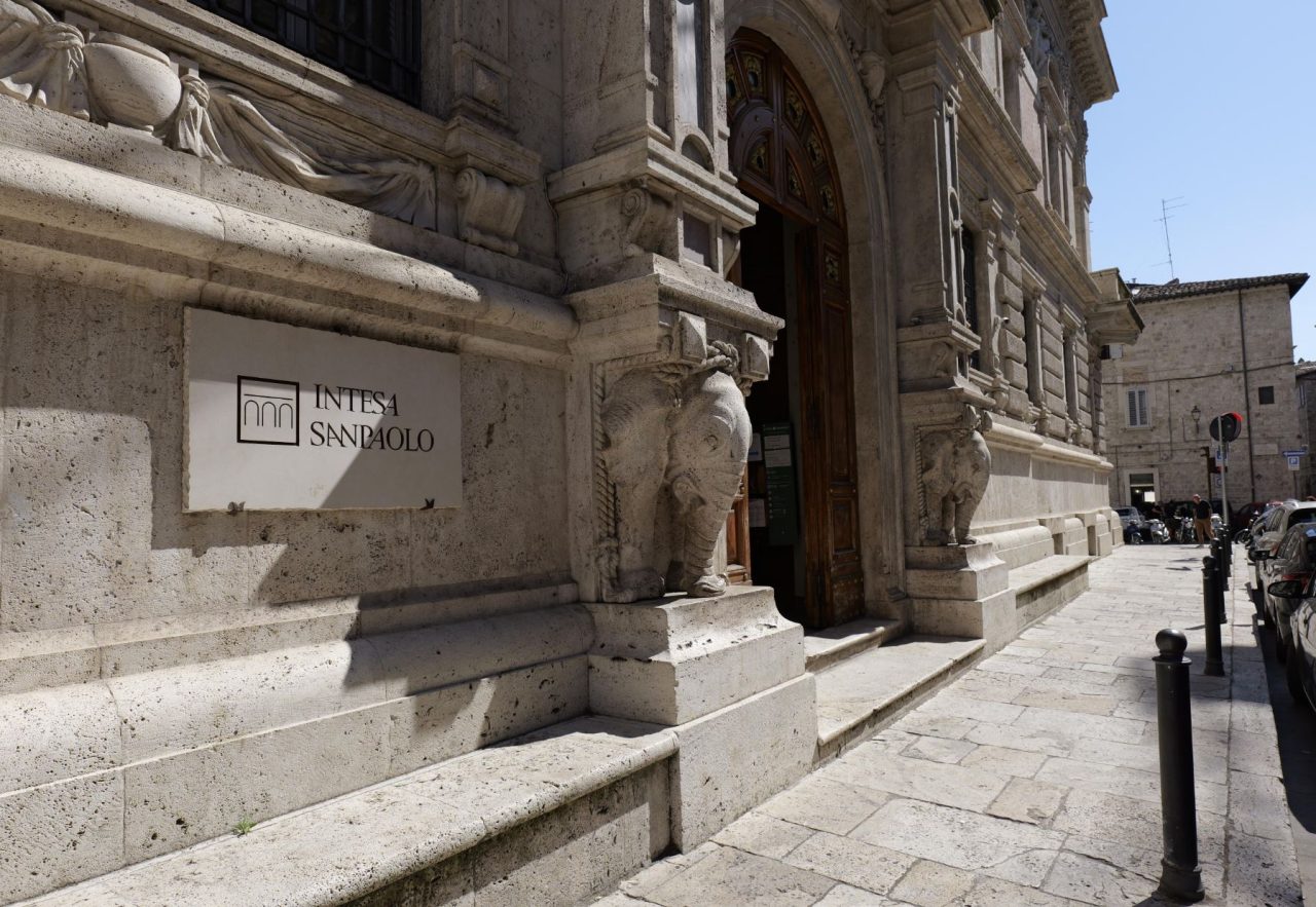 La sede di Banca Intesa a Palazzo Bazzani resterà operativa