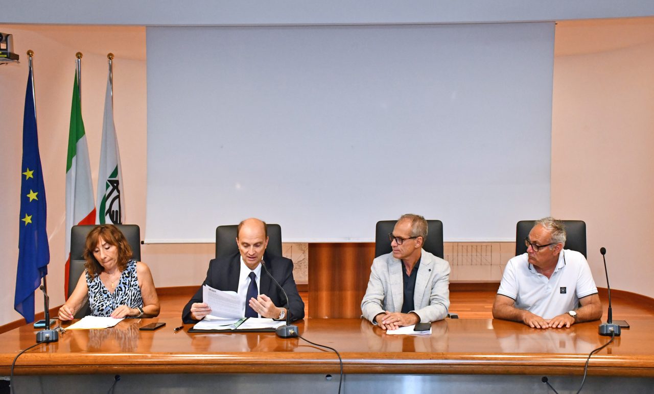Sos caldo, Acquaroli firma l’ordinanza: stop ai lavori all’aperto <br> tra le 12,30 e le 16 nei settori a rischio